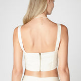 Blusa Top Cabo de la marca P-2024-608, estilo casual con cuello y mangas cortas, en colores neutros.