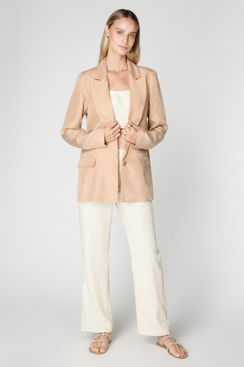 Chaqueta Emyu de la marca P-2025-907, vista frontal, con detalles de diseño y cierre en la parte delantera.