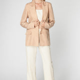 Chaqueta Emyu de la marca P-2025-907, vista frontal, con detalles de diseño y cierre en la parte delantera.