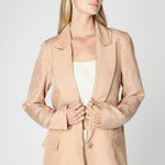 Chaqueta Emyu de la marca P-2025-907, vista frontal con cierre y bolsillos, en color gris oscuro.