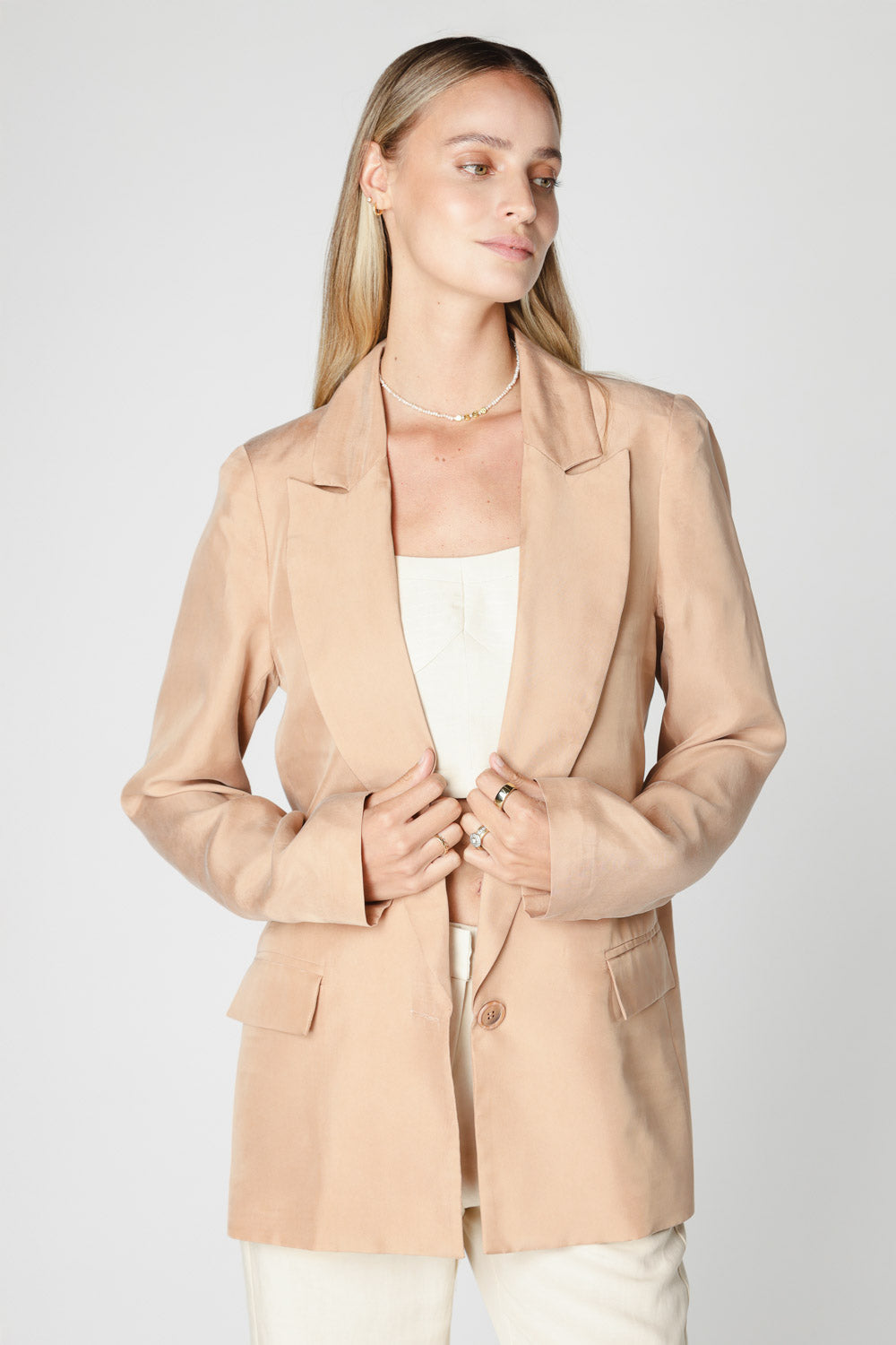 Chaqueta Emyu de la marca P-2025-907, vista frontal con cierre y bolsillos, en color gris oscuro.
