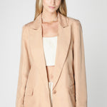 Chaqueta Emyu de la marca P-2025-907, vista frontal en color neutro, con detalles de diseño en la imagen.