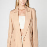 Chaqueta Emyu de la marca P-2025-907, vista frontal en color neutro, con detalles de diseño en la imagen.