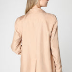 Chaqueta Emyu de la marca P-2025-907, vista frontal con detalles de diseño y cierre en la parte delantera.