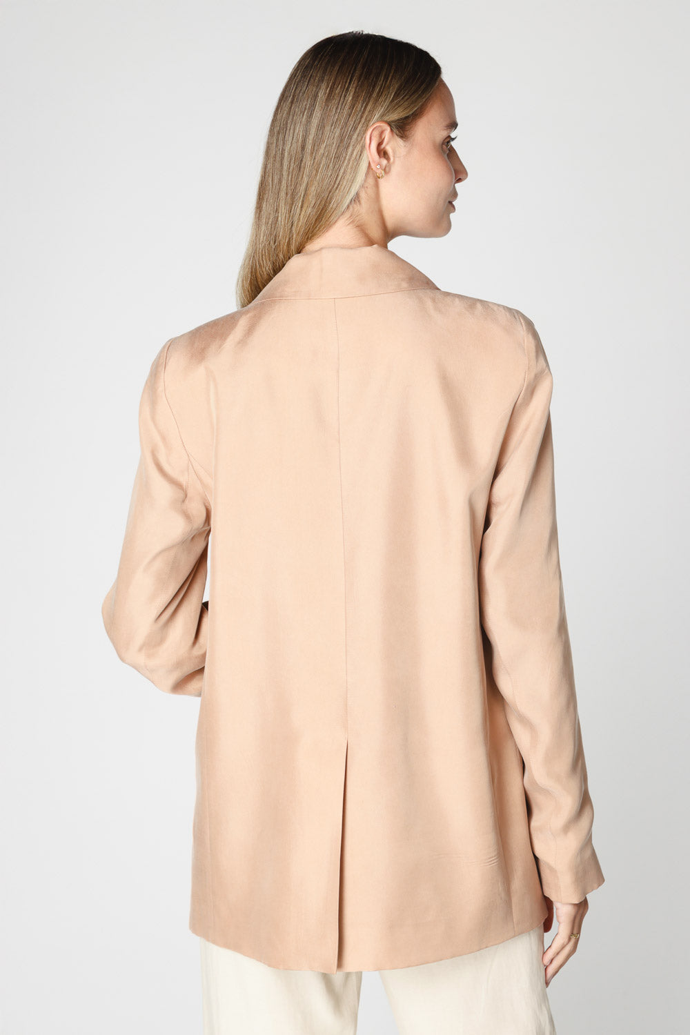 Chaqueta Emyu de la marca P-2025-907, vista frontal con detalles de diseño y cierre en la parte delantera.