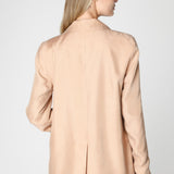 Chaqueta Emyu de la marca P-2025-907, vista frontal con detalles de diseño y cierre en la parte delantera.
