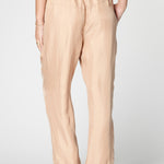 Pantalón Skadi de la marca P-2025-804, pantalones de corte recto y estilo moderno, en color negro.