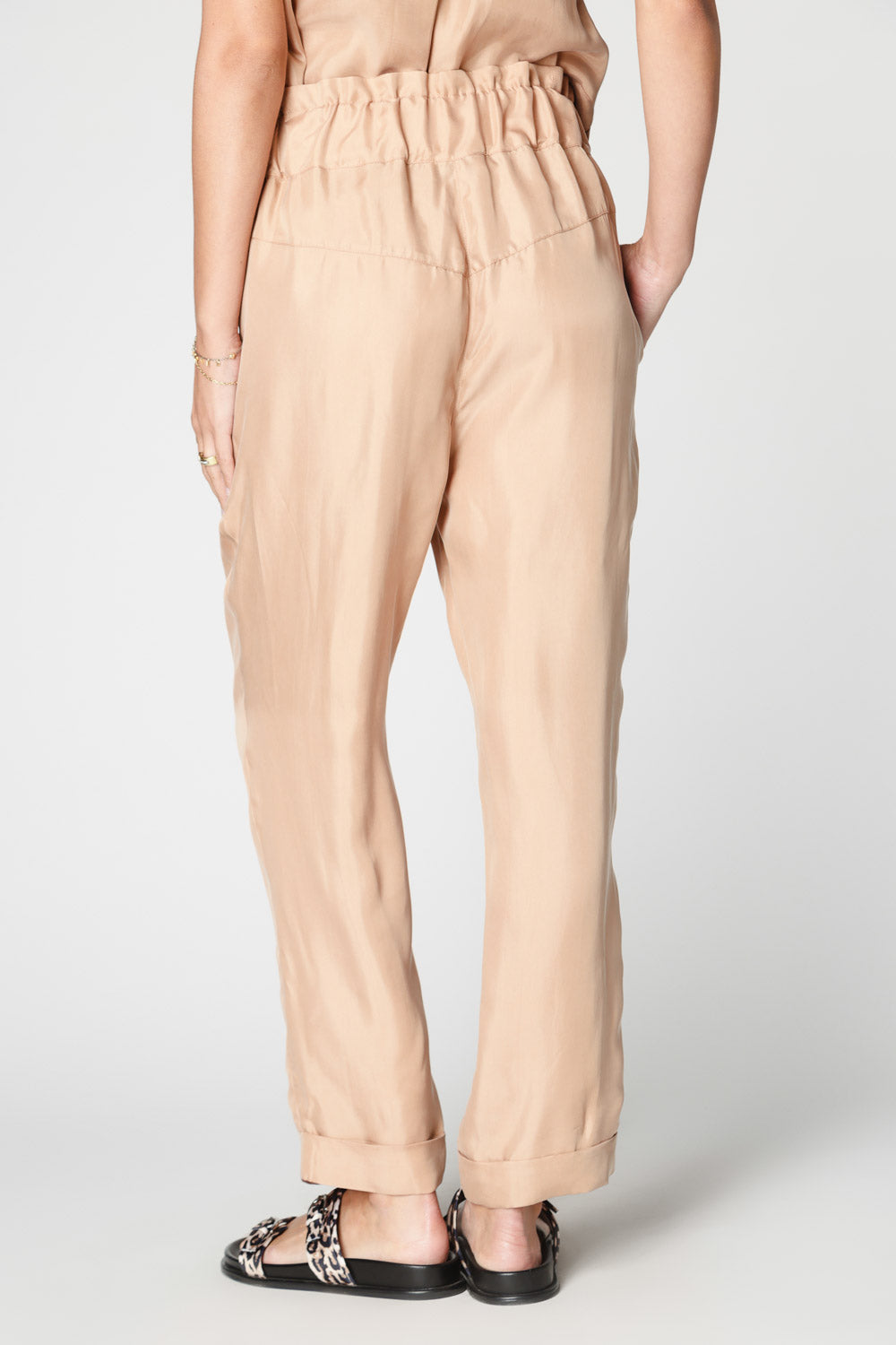 Pantalón Skadi de la marca P-2025-804, pantalones de corte recto y estilo moderno, en color negro.