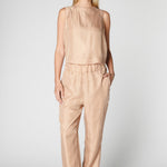 Pantalón Skadi de la marca P-2025-804, pantalones de estilo moderno y cómodo, en color negro con detalles en la parte superior.