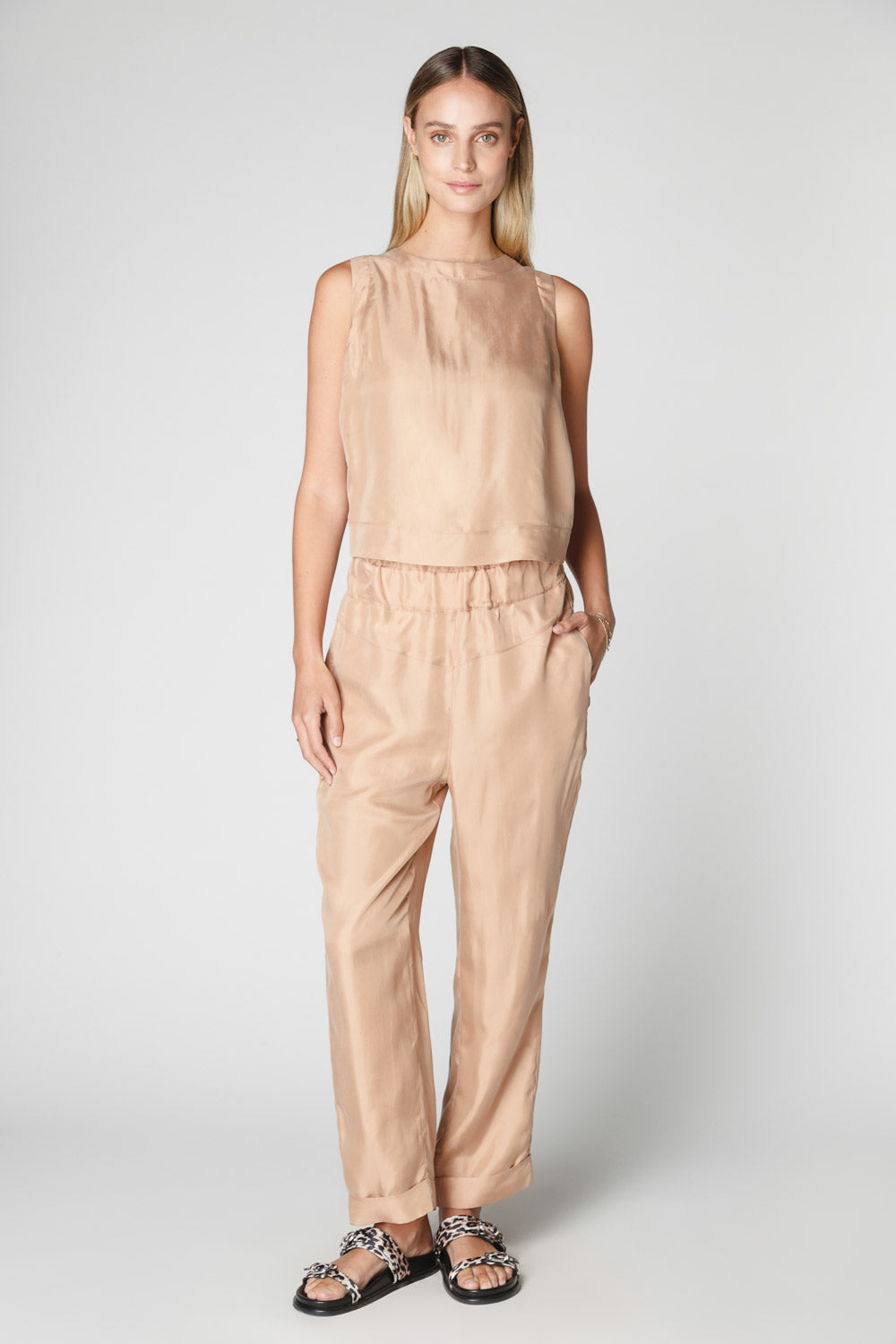 Pantalón Skadi de la marca P-2025-804, pantalones de estilo moderno y cómodo, en color negro con detalles en la parte superior.