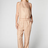 Pantalón Skadi de la marca P-2025-804, pantalones de estilo moderno y cómodo, en color negro con detalles en la parte superior.