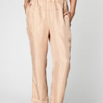 Pantalón Skadi de la marca P-2025-804, pantalones de moda en color oscuro, vista frontal del diseño y detalles del tejido.