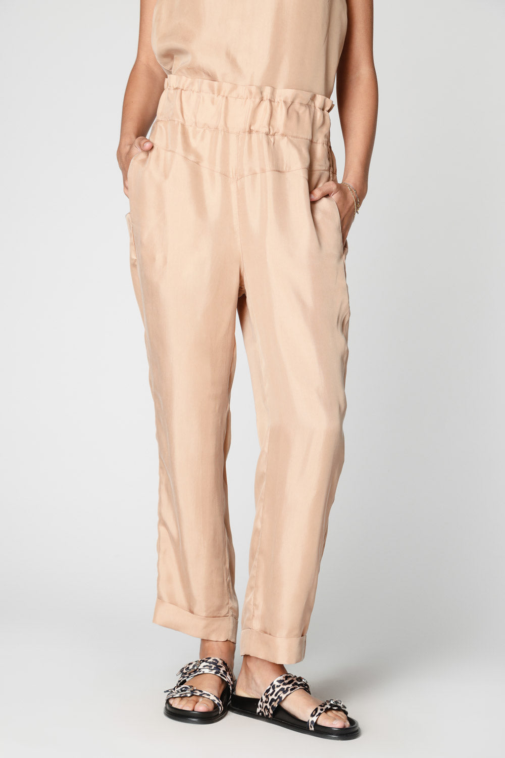 Pantalón Skadi de la marca P-2025-804, pantalones de moda en color oscuro, vista frontal del diseño y detalles del tejido.