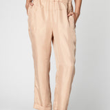 Pantalón Skadi de la marca P-2025-804, pantalones de moda en color oscuro, vista frontal del diseño y detalles del tejido.