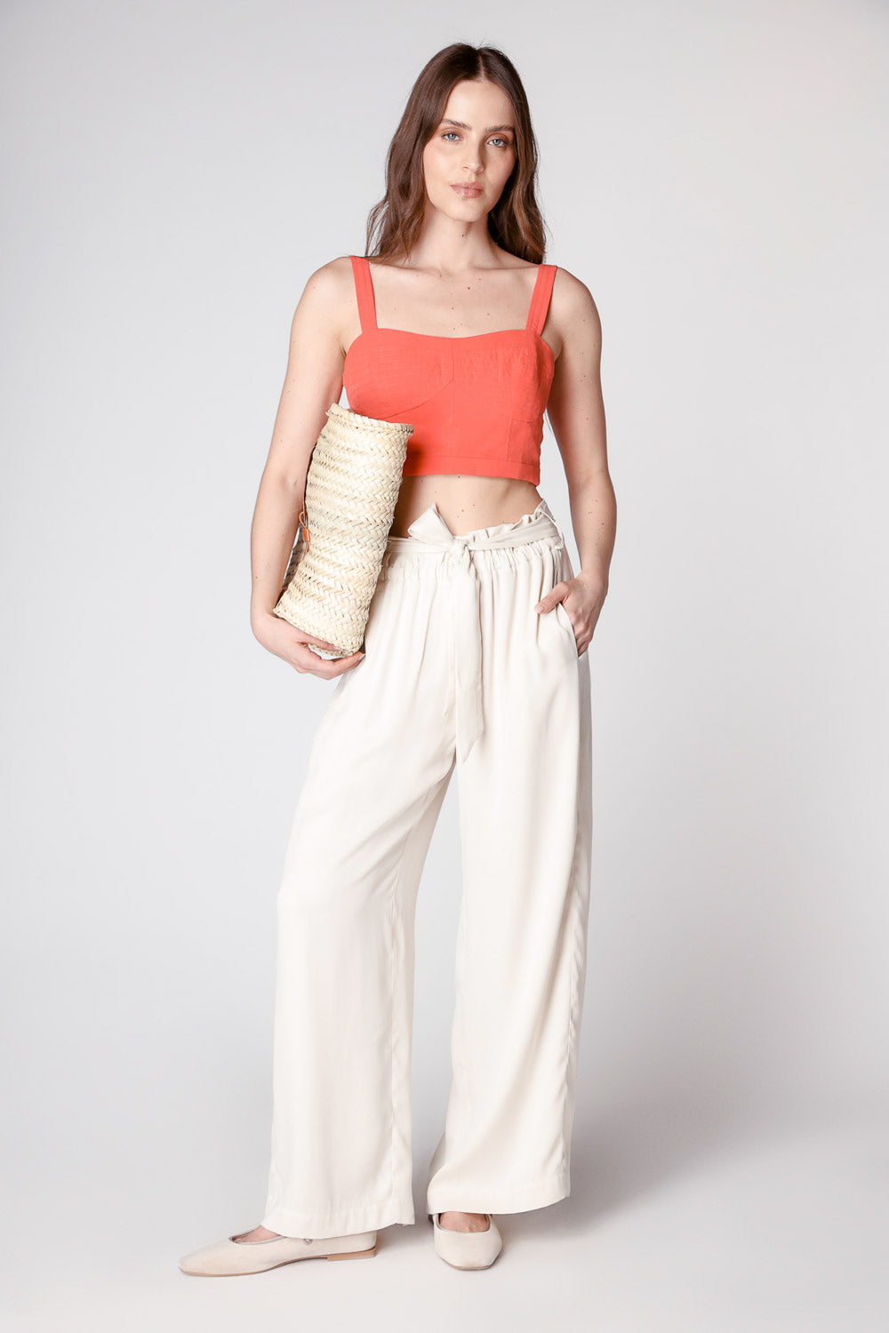 Blusa Top Cabo de la marca P-2024-608 en color blanco, con diseño de manga larga y cuello redondo, vista frontal.
