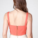 Blusa Top Cabo de la marca P-2024-608 en color blanco, con diseño de manga larga y cuello redondo, vista frontal.