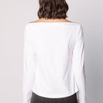 Polera Summa de la marca EI-2025-502, blusa de tela suave en color neutro, con diseño simple y cómodo para uso diario.