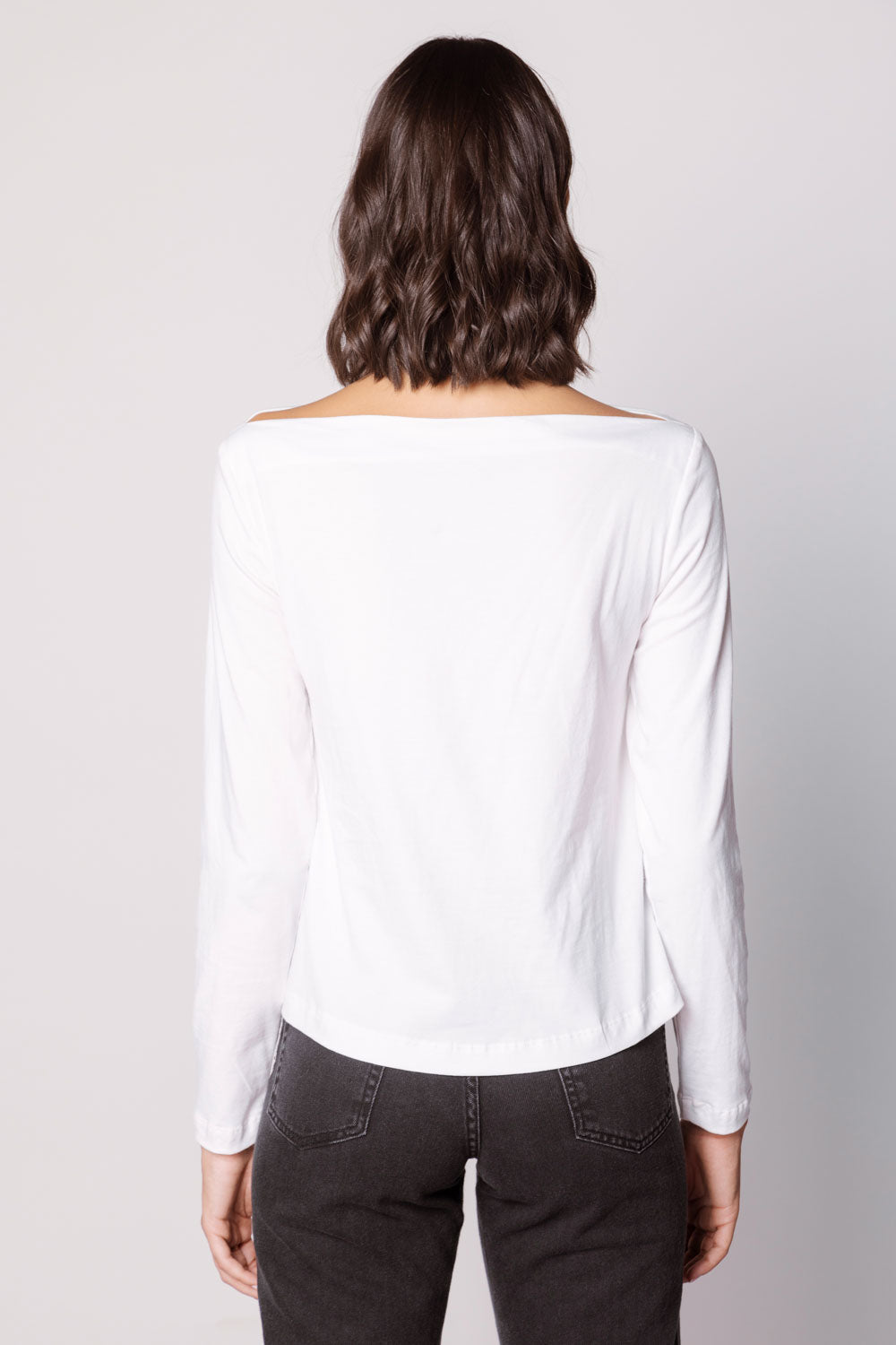 Polera Summa de la marca EI-2025-502, blusa de tela suave en color neutro, con diseño simple y cómodo para uso diario.