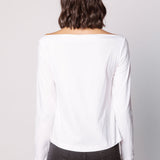 Polera Summa de la marca EI-2025-502, blusa de tela suave en color neutro, con diseño simple y cómodo para uso diario.