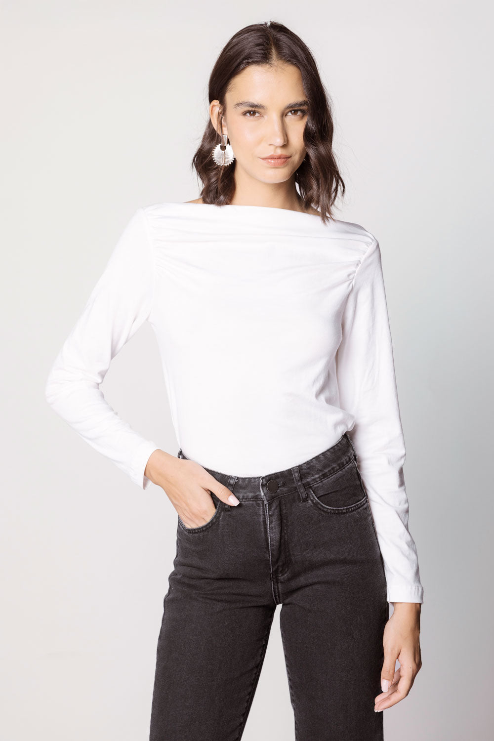 Polera Summa de la marca EI-2025-502 en color neutro, con diseño sencillo y cuello redondo, para un estilo casual y cómodo.
