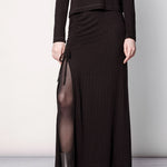 Falda Solei de la marca O-2025-403, falda larga en color neutro con cintura ajustable y diseño elegante para mujer.