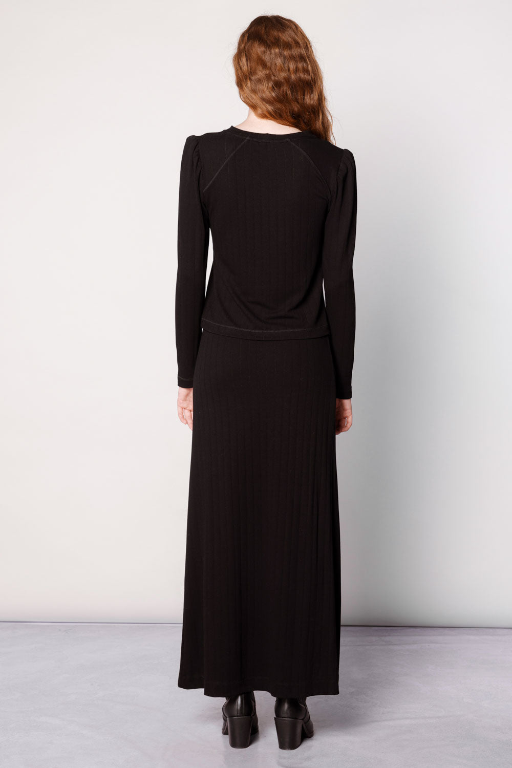 Falda Solei de la marca O-2025-403, falda de tela ligera con diseño moderno y detalles en la cintura.