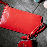 Billetera Isabelle roja de la marca AI-2025-301, accesorio de cuero con múltiples compartimentos y cierre seguro.