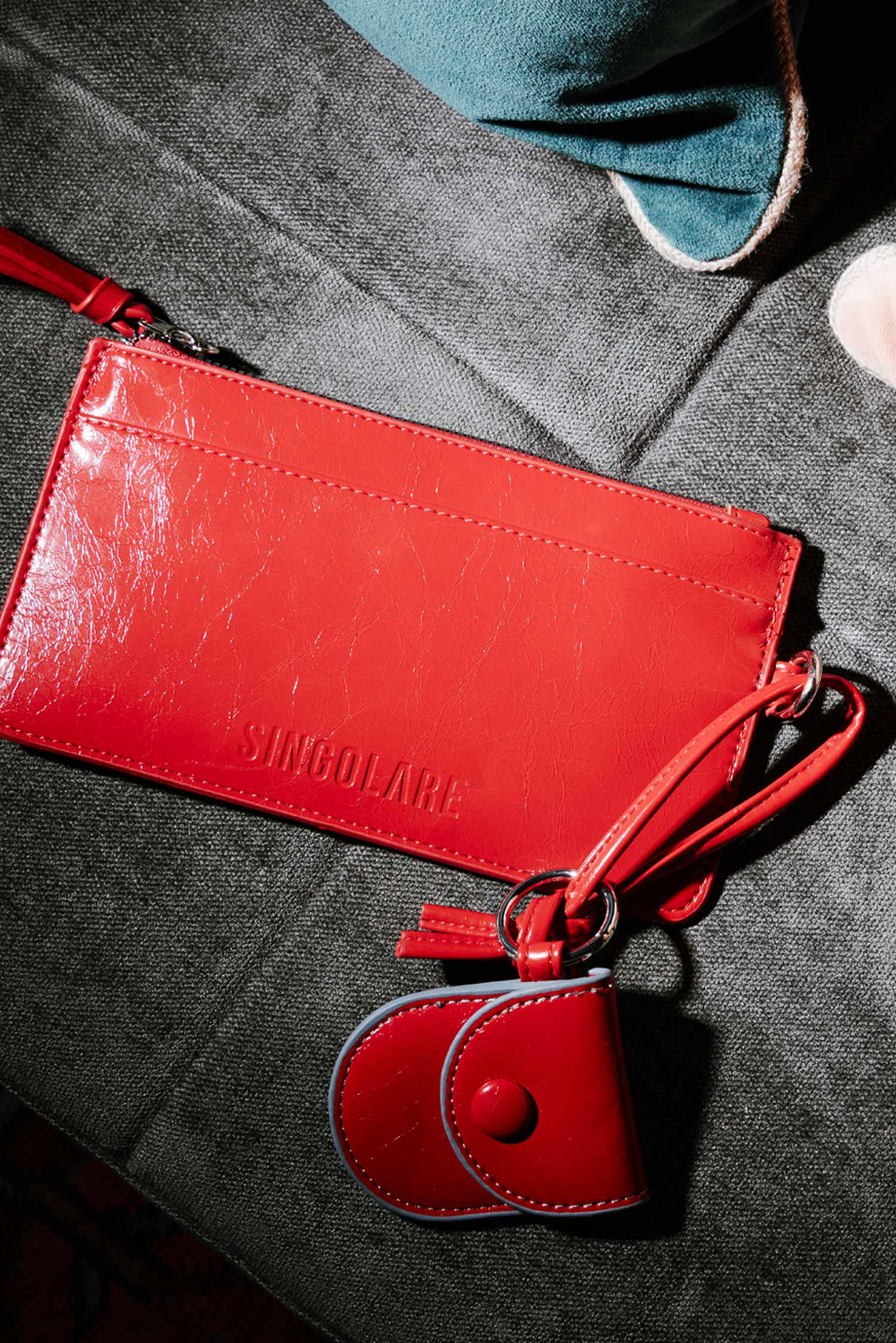Billetera Isabelle roja de la marca AI-2025-301, accesorio de cuero con múltiples compartimentos y cierre seguro.