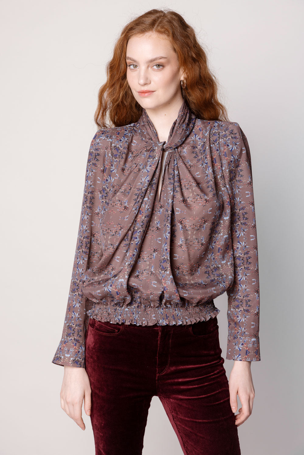 Blusa Maine de la marca O-2025-600, blusa de manga larga en color blanco con detalles elegantes.
