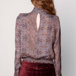 Blusa Maine de la marca O-2025-600, blusa de manga larga en color beige con detalles en el cuello y botones.