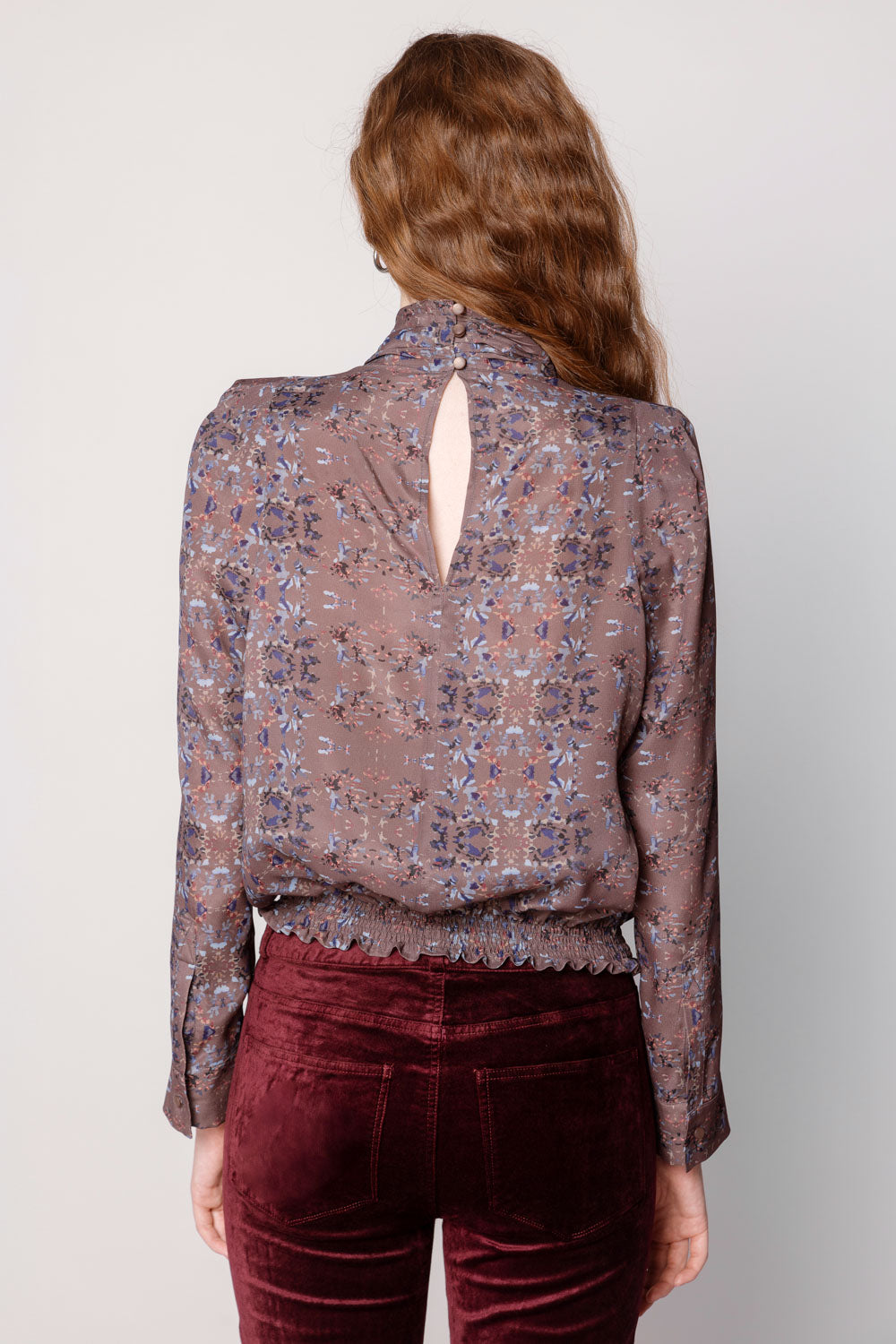 Blusa Maine de la marca O-2025-600, blusa de manga larga en color beige con detalles en el cuello y botones.