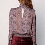 Blusa Maine de la marca O-2025-600, blusa de manga larga en color beige con detalles en el cuello y botones.