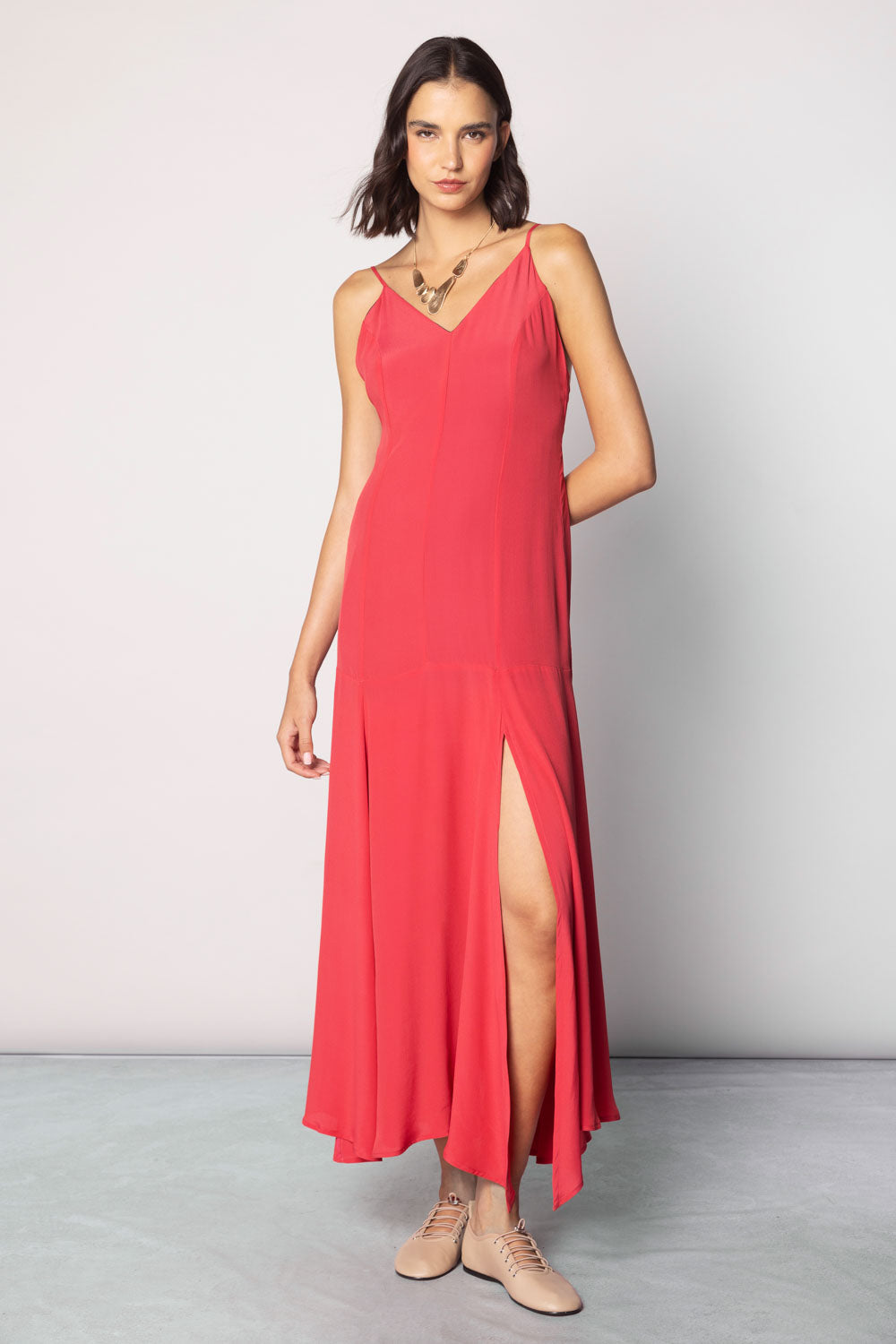 Vestido Berolige de la marca FI-2025-704, diseño elegante en tonos neutros, con detalles suaves y estilo moderno.