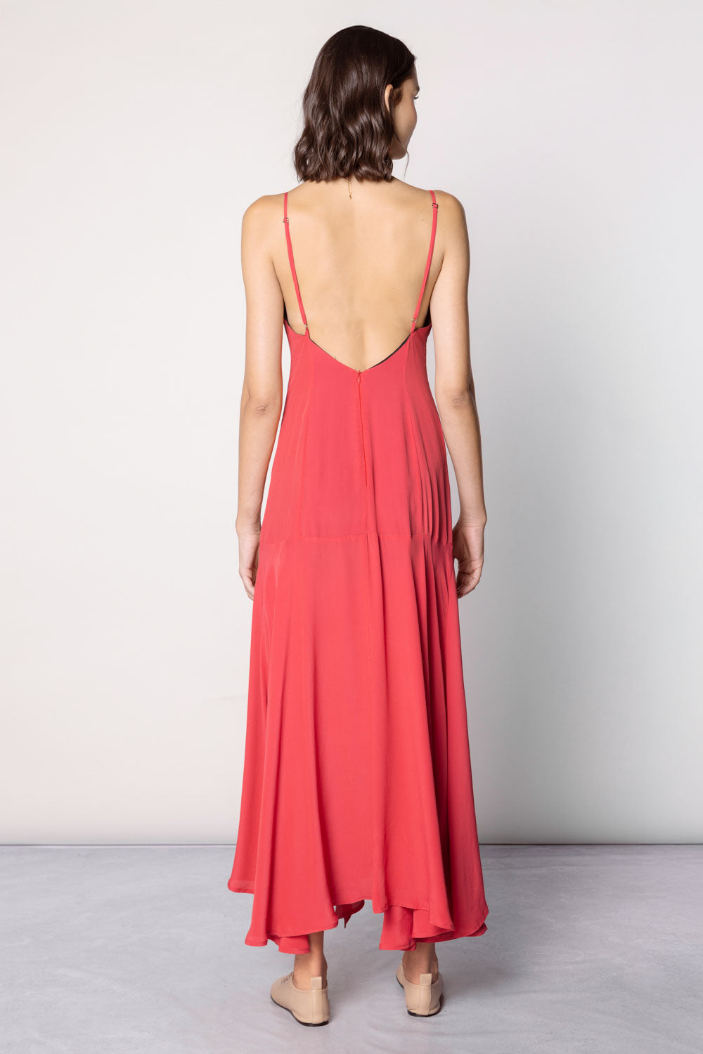 Vestido Berolige de la marca FI-2025-704, vestido largo y elegante con detalles en la parte superior y falda fluida.