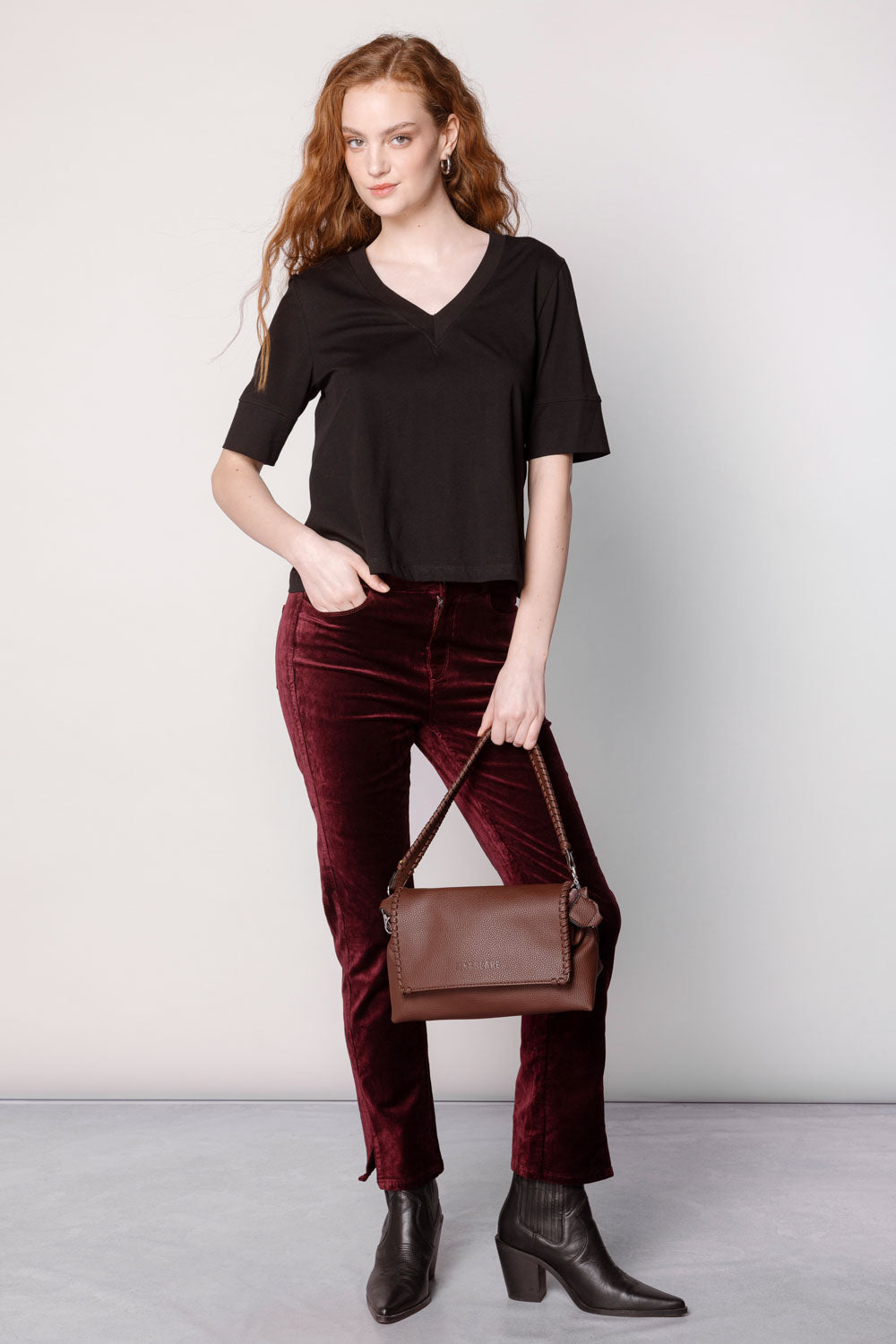 Polera Cassie de la marca EI-2025-501 en color neutro, con diseño sencillo y corte cómodo, ideal para un estilo casual.