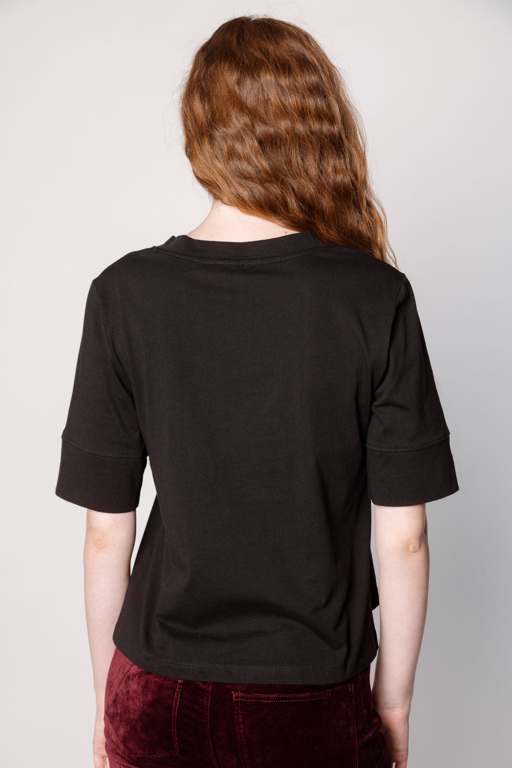 Polera Cassie de la marca EI-2025-501, blusa de manga larga en color azul con detalles en el cuello y corte ajustado.