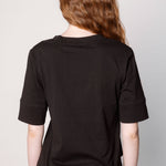 Polera Cassie de la marca EI-2025-501, blusa de manga larga en color azul con detalles en el cuello y corte ajustado.