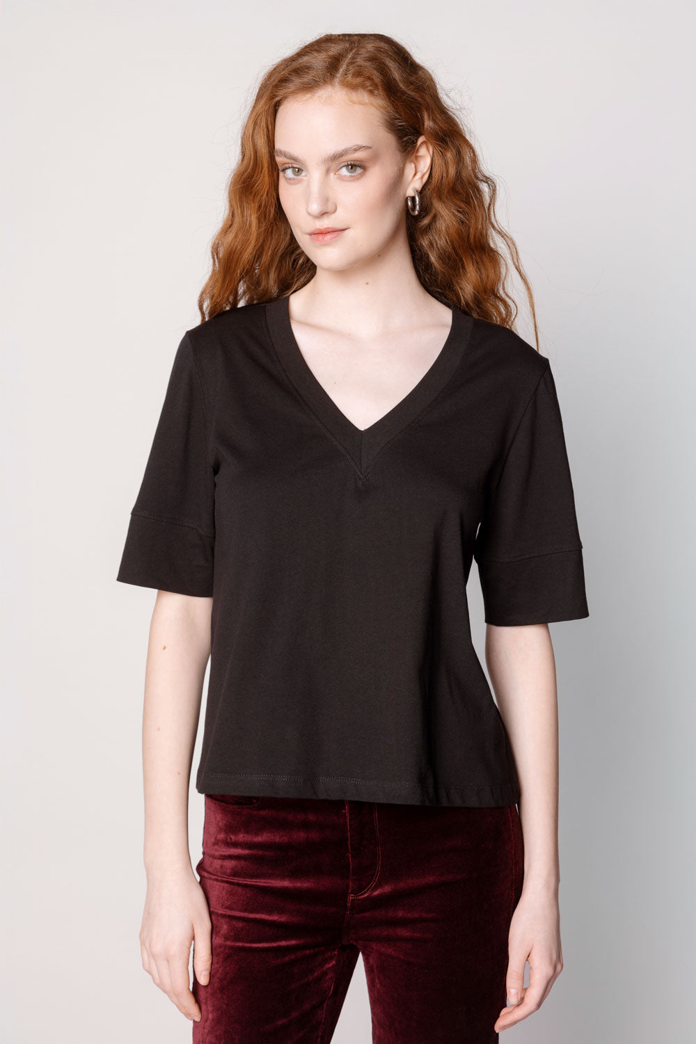 Polera cassie de la marca EI-2025-501, blusa de manga larga en color gris con detalles en el cuello y puños.