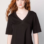 Polera Cassie de la marca EI-2025-501, blusa de tela suave en color neutro, con diseño simple y cómodo.