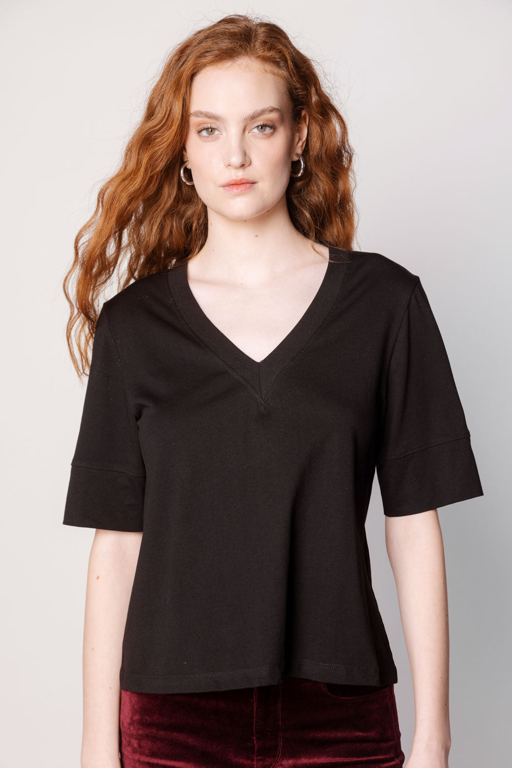 Polera Cassie de la marca EI-2025-501, blusa de tela suave en color neutro, con diseño simple y cómodo.