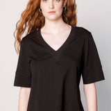 Polera Cassie de la marca EI-2025-501, blusa de tela suave en color neutro, con diseño simple y cómodo.