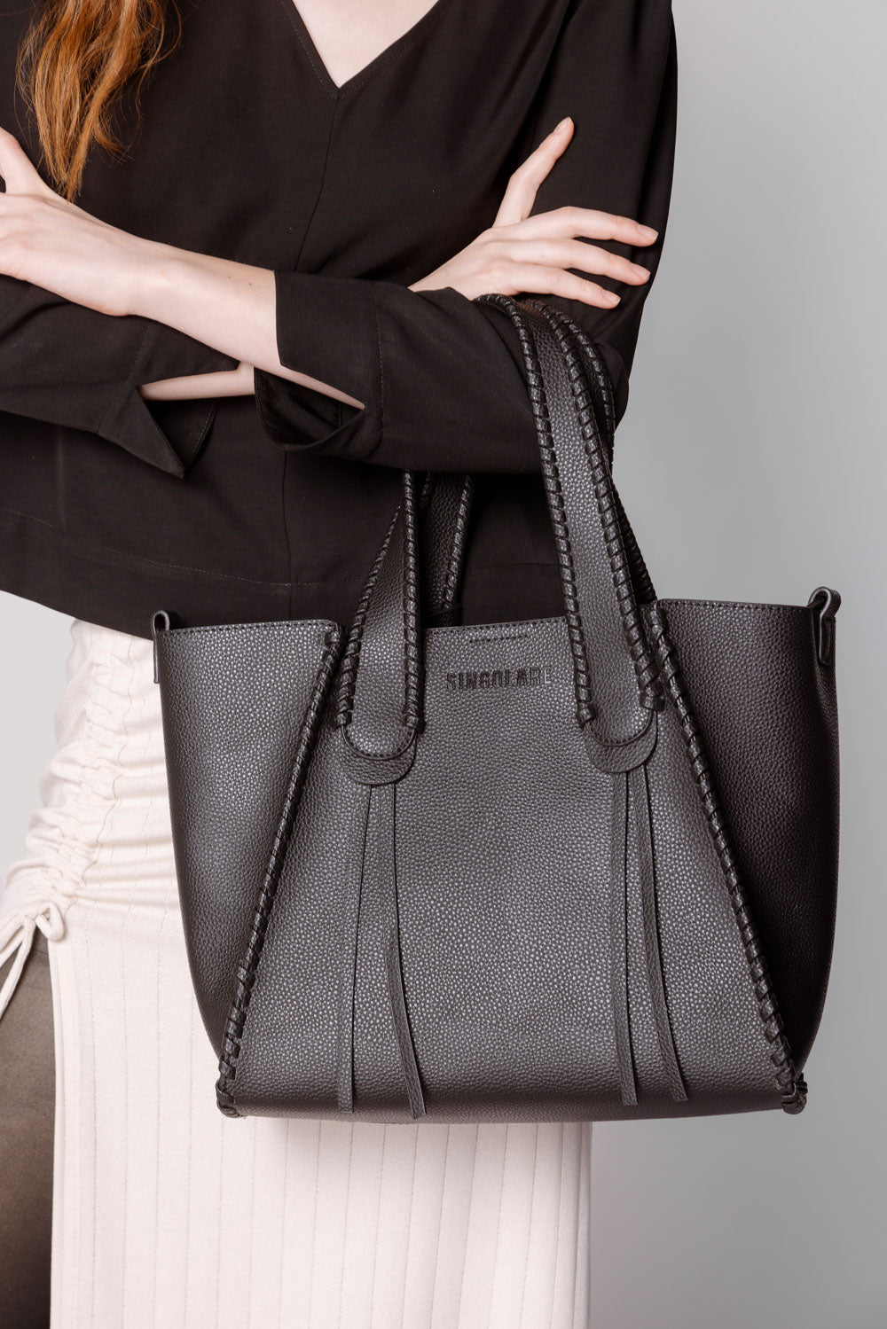 Accesorios Shopper Iris Black de la marca AI-2025-103, bolso de mano negro con diseño elegante y detalles en la imagen 08381.jpg