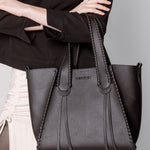 Accesorios Shopper Iris Black de la marca AI-2025-103, bolso de mano negro con diseño elegante y detalles en la imagen 08381.jpg