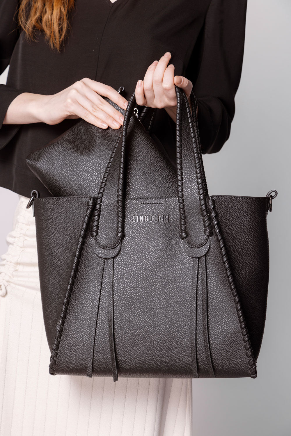 Accesorios Shopper Iris negro de la marca AI-2025-103, bolso con asas y diseño elegante, en color negro.
