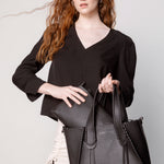 Accesorios Shopper Iris Black de la marca AI-2025-103, bolso de mano en color negro con diseño elegante y práctico.