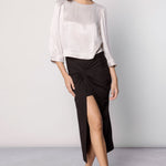 Blusa Jules Vint de la marca EI-2025-607, blusa de manga larga en color neutro, con detalles de diseño en la parte frontal.