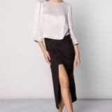 Blusa Jules Vint de la marca EI-2025-607, blusa de manga larga en color neutro, con detalles de diseño en la parte frontal.