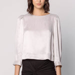 Blusa Jules Vint de la marca EI-2025-607, con diseño elegante y detalles en tela de color neutro.