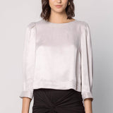 Blusa Jules Vint de la marca EI-2025-607, con diseño elegante y detalles en tela de color neutro.