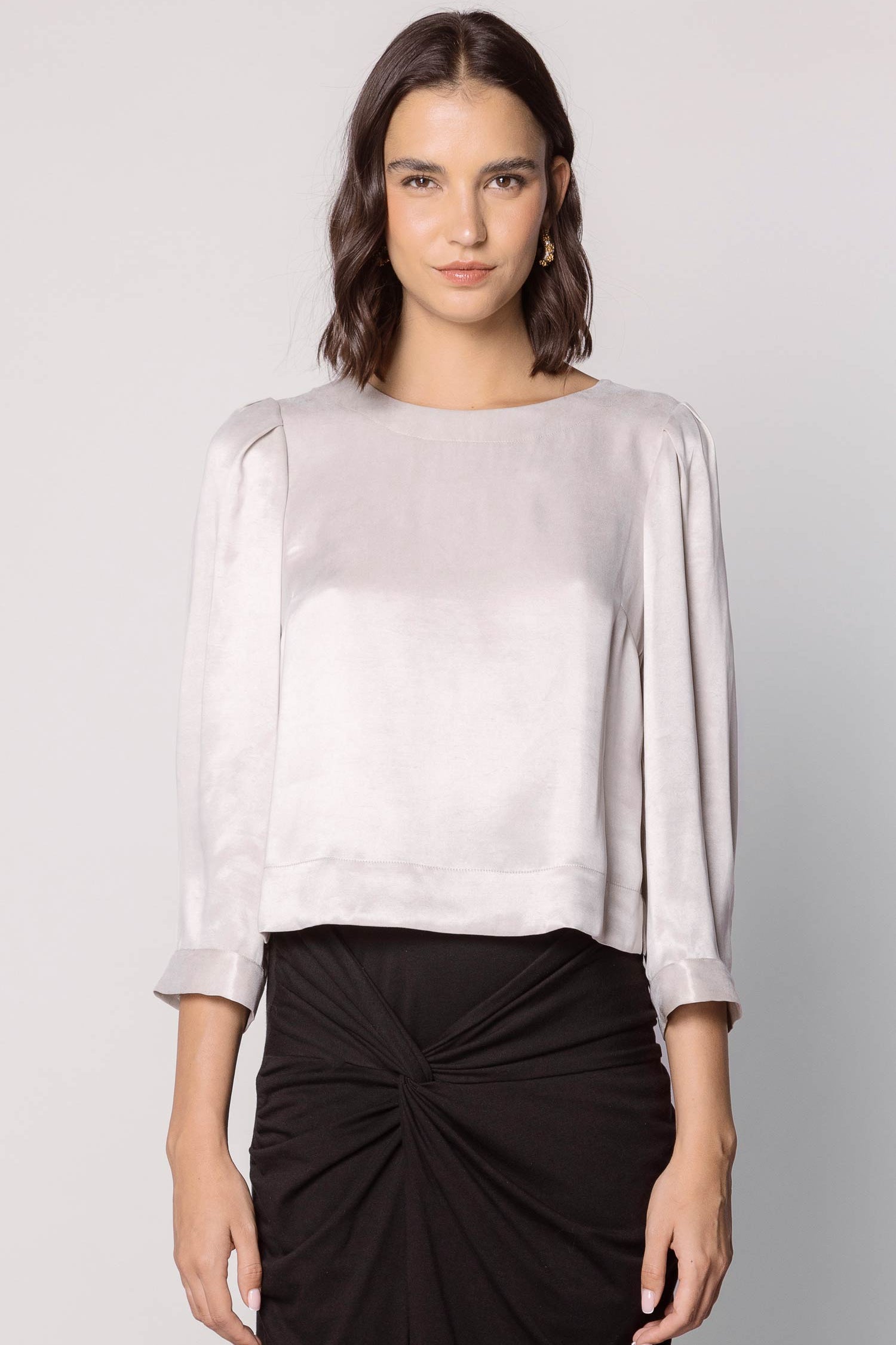 Blusa Jules Vint de la marca EI-2025-607, con diseño elegante y detalles en tela de color neutro.